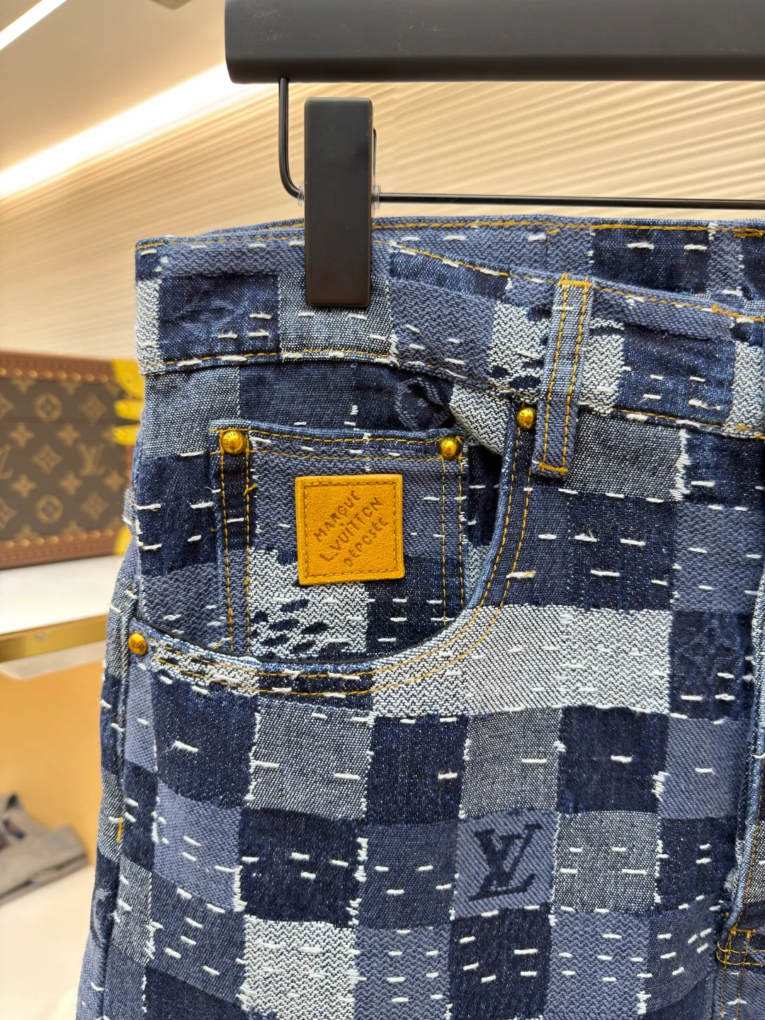 LOUIS VUITTON Nigo co-branded jacquard checkerboard denim trousers ●Authentic product: purchased and developed at 17600 ●Item number: 1680494-B55 ●Material: denim fabric ●Technology: jacquard production ●Version: fitted version ●Weight: about 870 grams ●Size: 28-30-32-34-36 ●Description: This skateboard jeans is from Pharrell The 2025 autumn and winter series collaborated by Williams and Nigo is made of 100% cotton fabric, which combines comfort and durability. The design cleverly incorporates the brand's iconic Damier plaid elements, paying tribute to traditional Japanese patchwork techniques through unique patchwork techniques. The trousers are cut in a classic five-pocket jean style, with pearlescent button placket and rivet embellishments at the front for refined details. An all-over logo jacquard accentuates the brand's identity, while a nubuck leather label adds a premium touch. The overall wiring is straight and delicate, the fabric is comfortable and soft, and the color is consistent without color difference. It can be matched with the same style to create a fashionable look and control various occasions. Customized accessories, complete with three standards, same style for men and women!